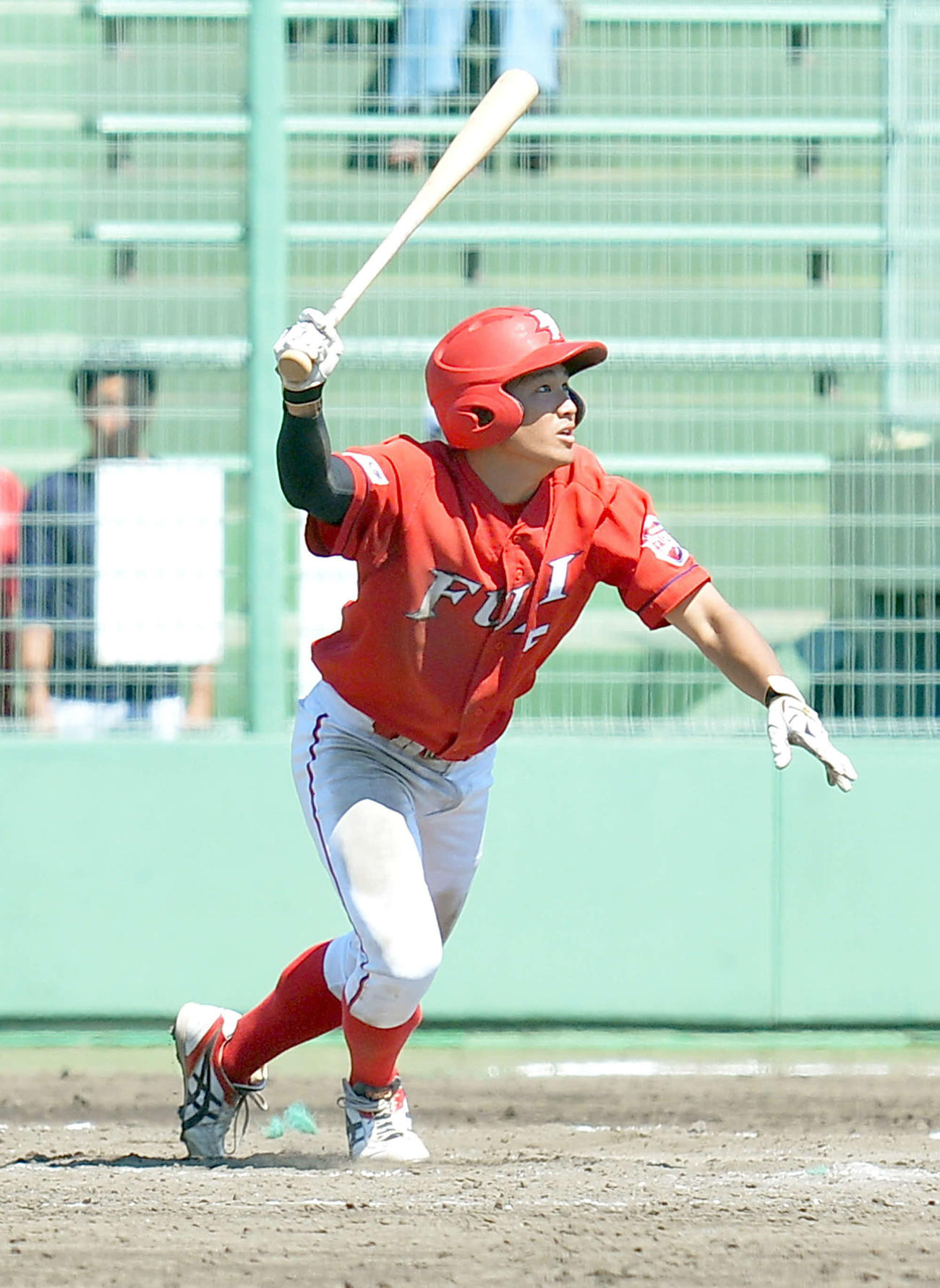 3回、3ラン本塁打を放つ山城裕