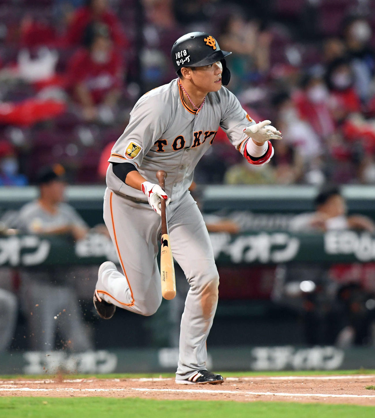 広島対巨人　3回表広島1死一塁、中前に先制の適時二塁打を放つ坂本（撮影・たえ見朱実）