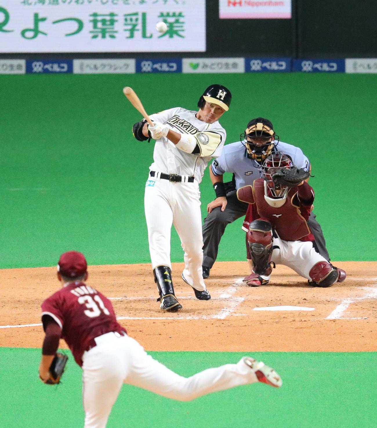 日本ハム対楽天　3回裏日本ハム2死、王柏融は二塁打を放つ（撮影・佐藤翔太）