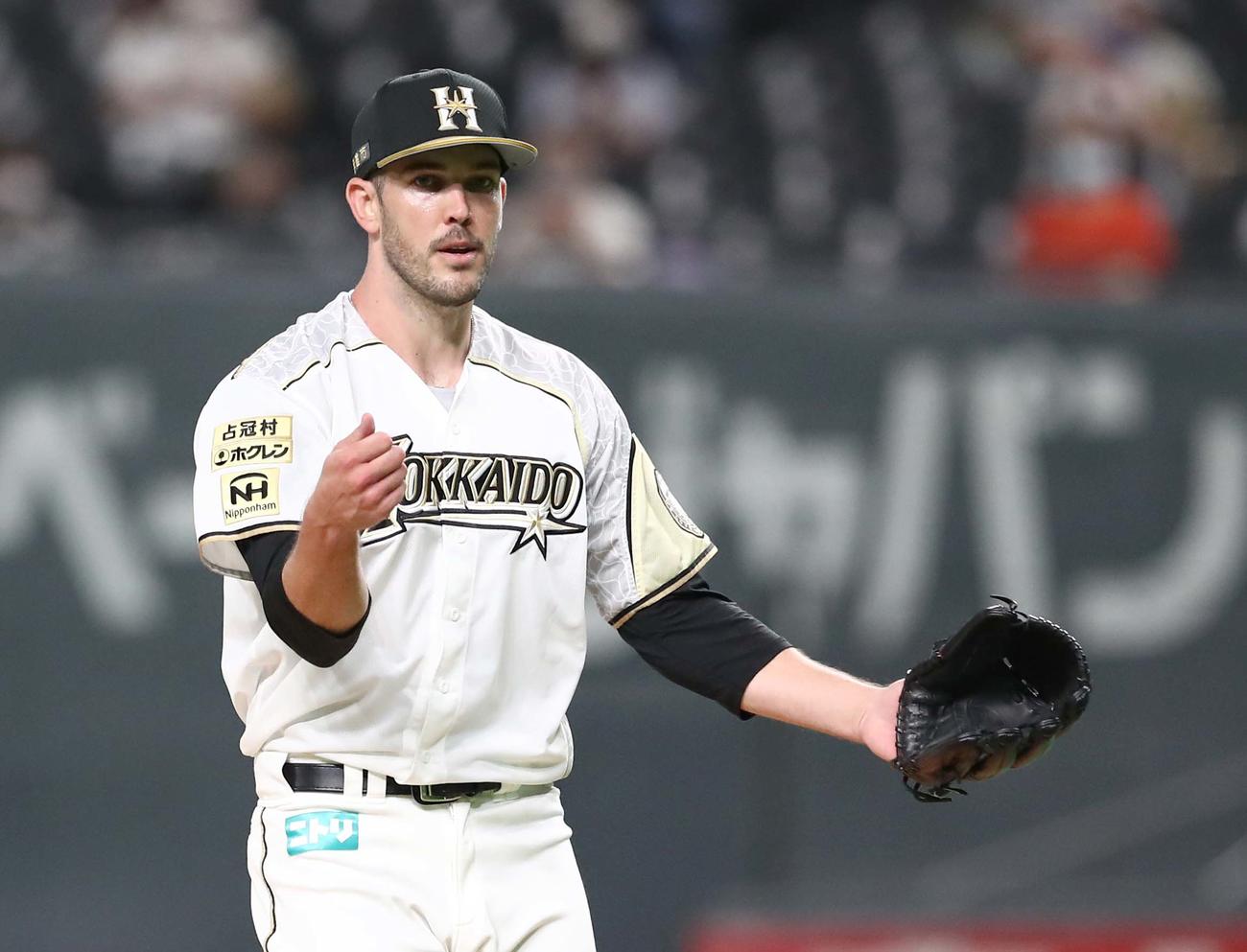 日本ハム対楽天　4回表楽天2死一、二塁、ロメロを三振にとりグラブをたたくバーヘイゲン（撮影・黒川智章）