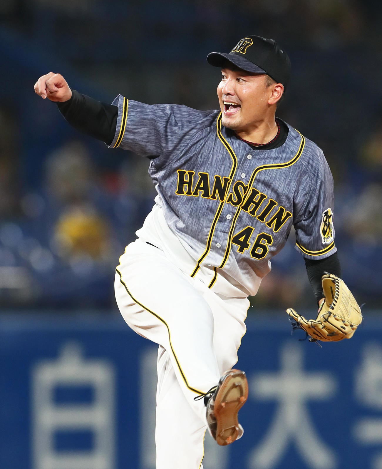 ヤクルト対阪神　雄たけびを上げながら力投する阪神先発の秋山（撮影・足立雅史）