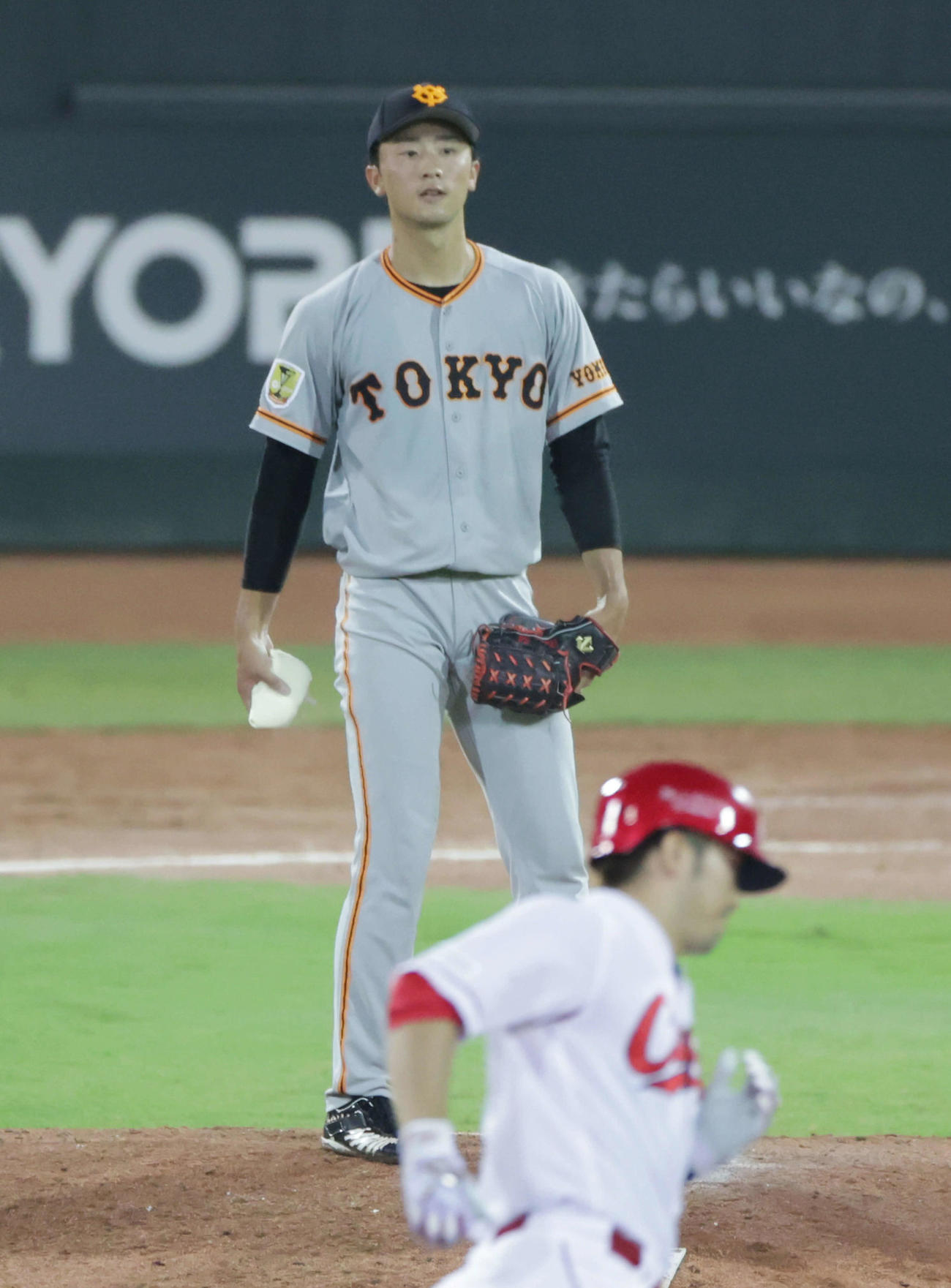 広島対巨人　4回裏広島1死、鈴木誠に同点中越え本塁打を打たれた直江（撮影・加藤孝規）