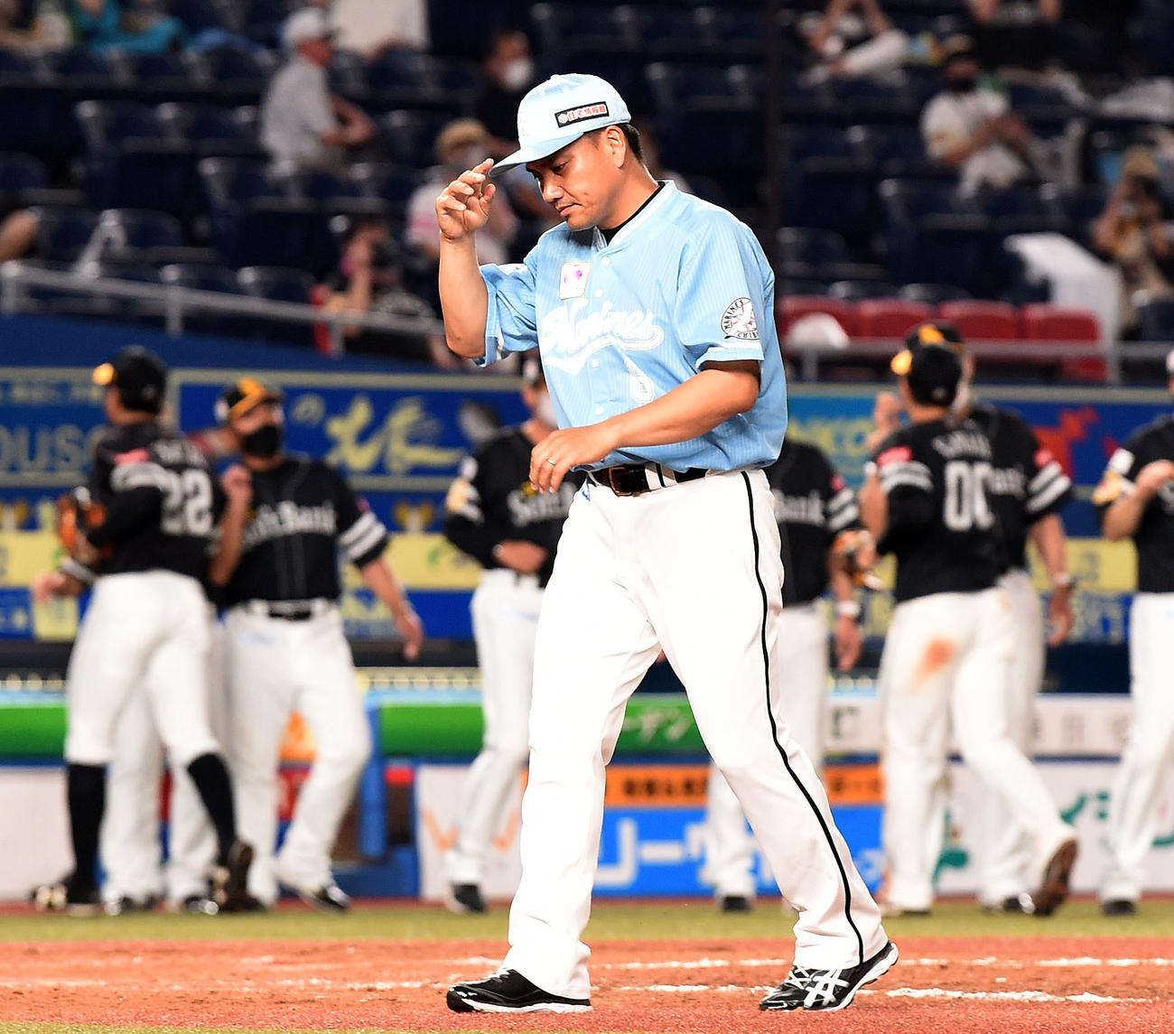 ロッテ対ソフトバンク　ソフトバンクに敗れグラウンドを後にするロッテ井口監督（撮影・横山健太）
