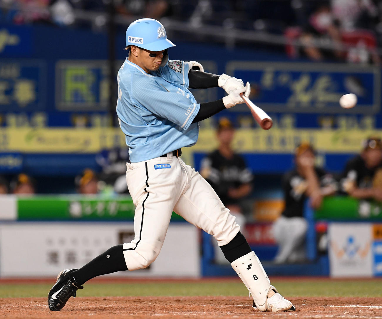 ロッテ対ソフトバンク　9回裏ロッテ1死二、三塁、中前2点適時打を放つ中村奨（撮影・横山健太）