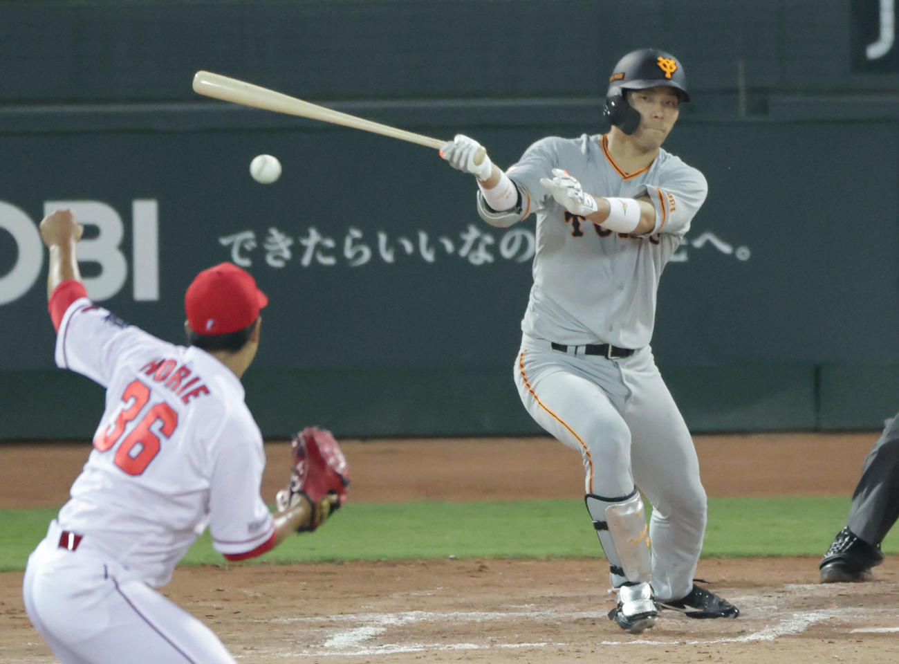 広島対巨人　8回表巨人2死一塁、大城卓三は右前打を放つ（撮影・加藤孝規）