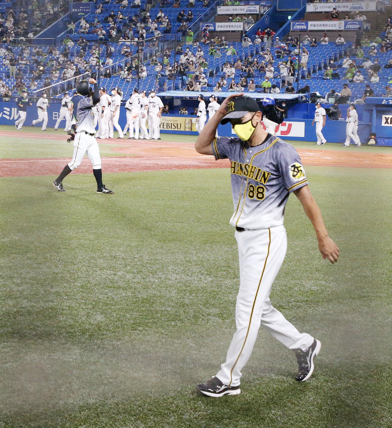 ヤクルト対阪神　ヤクルトに敗れて引き揚げる矢野監督（撮影・加藤哉）