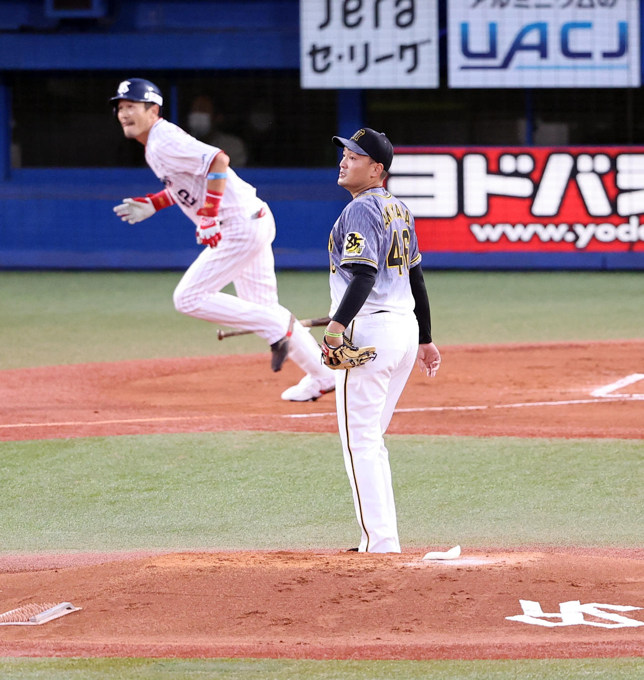 ヤクルト対阪神　1回裏ヤクルト無死、坂口に右翼ソロ本塁打を許し、打球を見つめる秋山（撮影・浅見桂子）