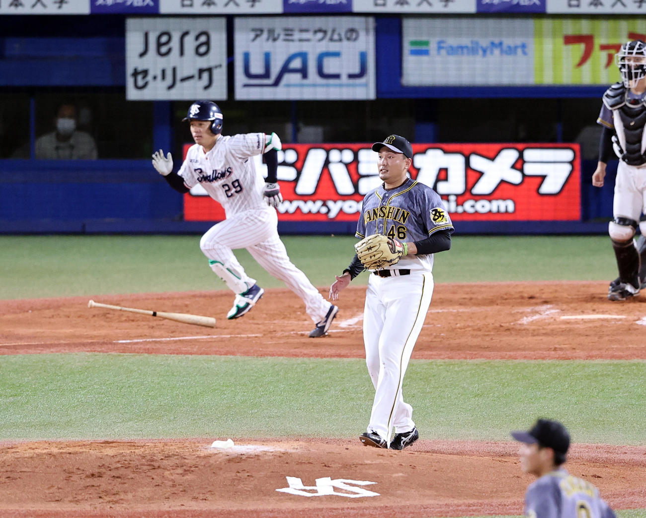 ヤクルト対阪神　2回裏ヤクルト2死一、二塁、小川に勝ち越し右前適時打を許し、打球を見つめる秋山（撮影・浅見桂子）