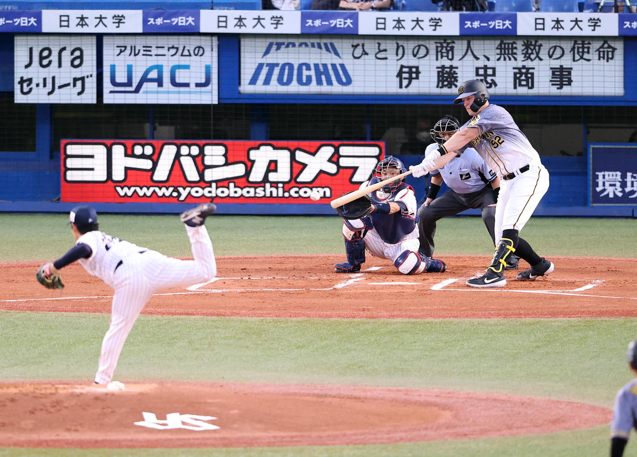 ヤクルト対阪神　1回表阪神2死二塁、サンズは右前先制適時打を放つ。投手小川（撮影・浅見桂子）