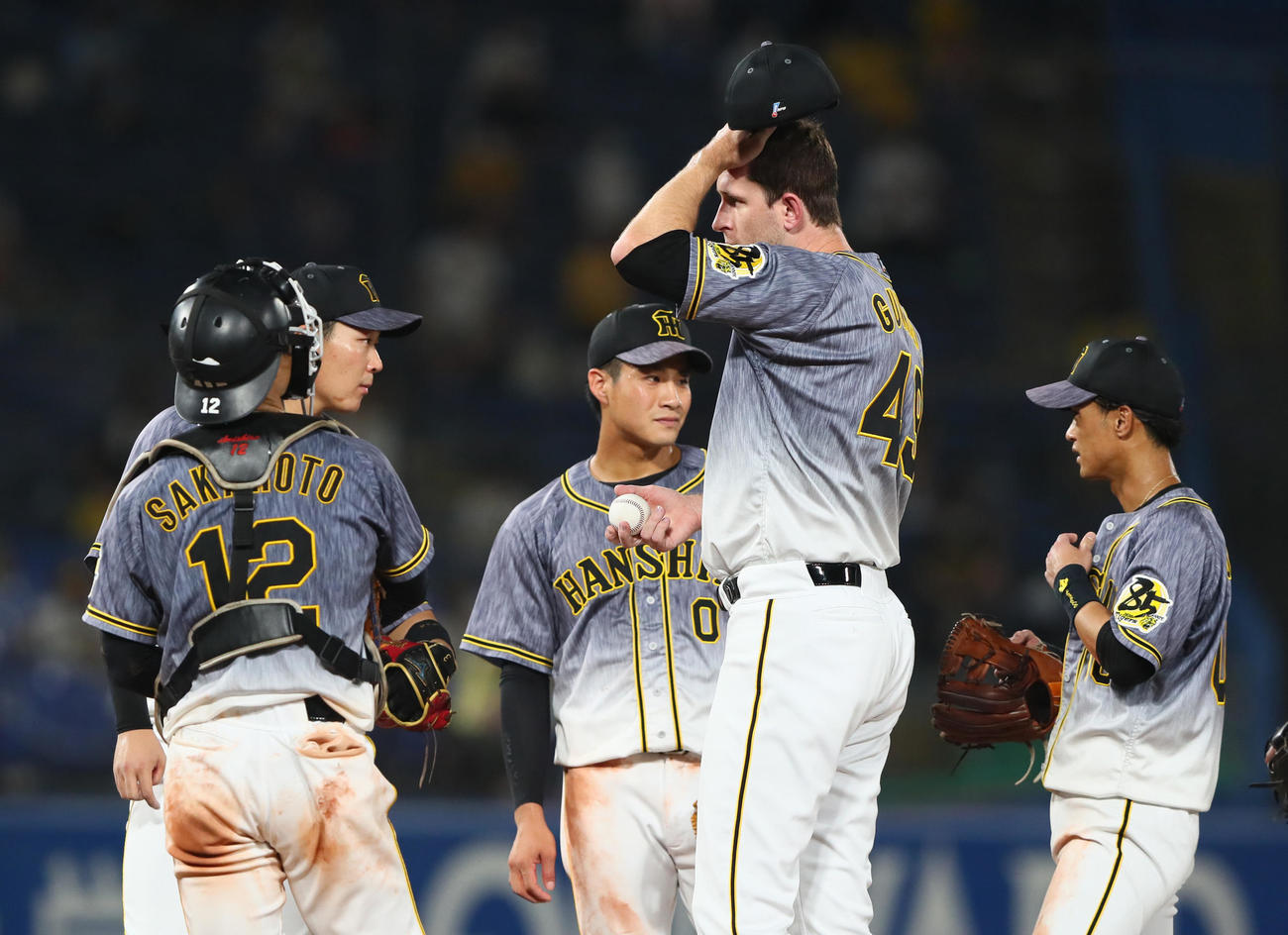ヤクルト対阪神　7回裏ヤクルト2死一、三塁、坂口智隆に適時内野安打を浴びマウンドに集まる阪神ガンケル（右から2人目）ら（撮影・足立雅史）