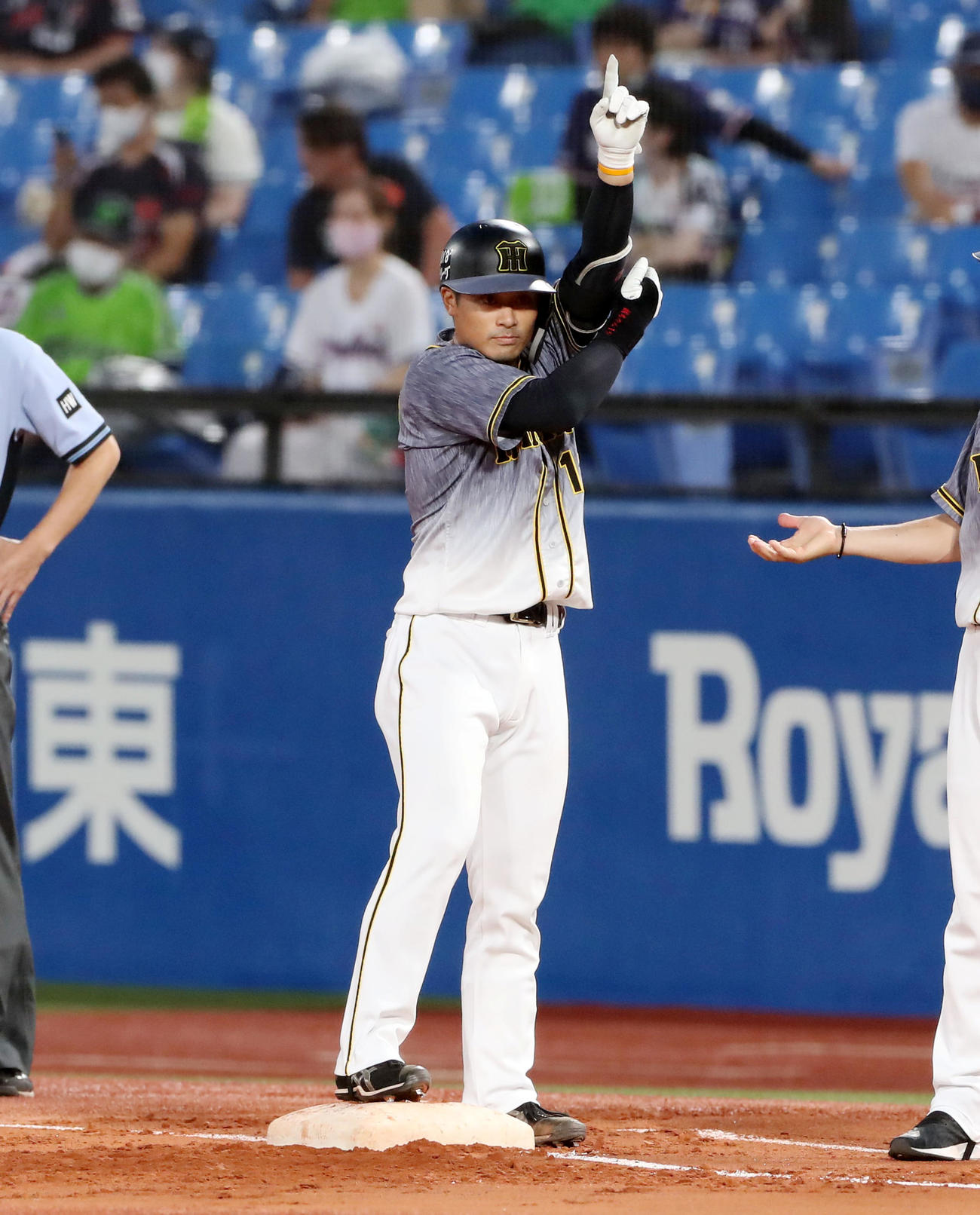 ヤクルト対阪神　2回表阪神2死、坂本は中前打を放ちベンチにアピールする（撮影・加藤哉）