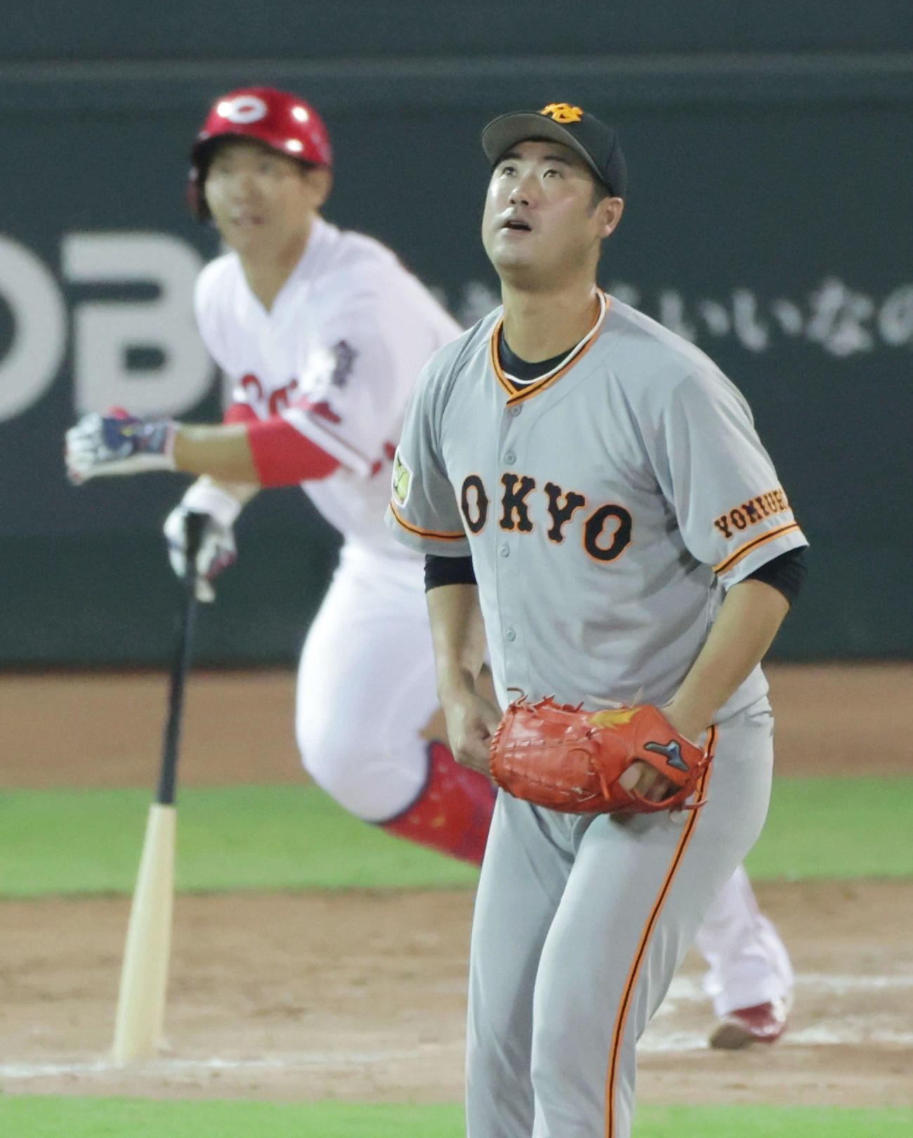 広島対巨人　8回裏広島無死、代打の坂倉に勝ち越し本塁打を打たれた大竹（撮影・加藤孝規）