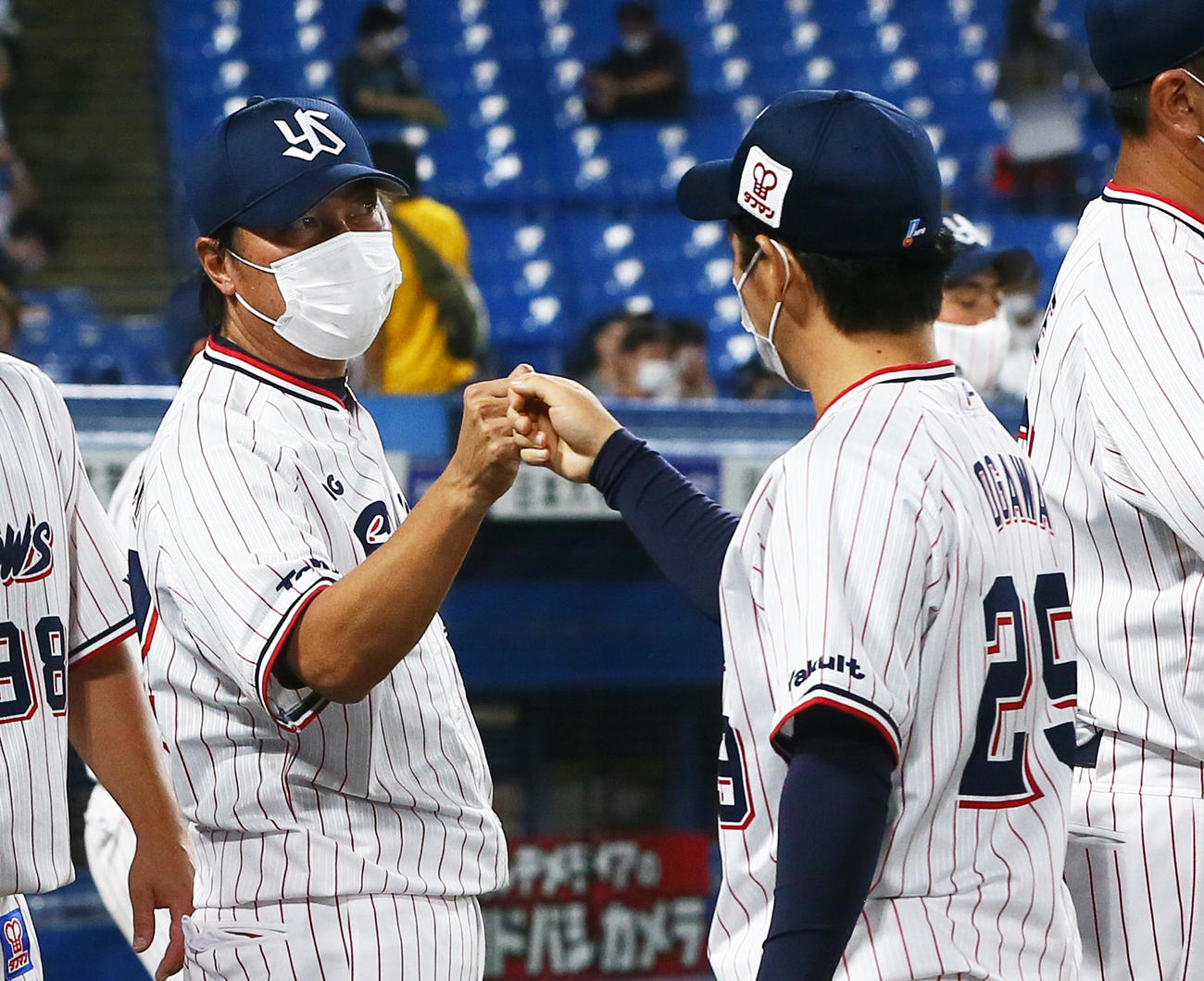 ヤクルト対阪神　勝利したヤクルト高津監督（左）は小川とタッチを交わす（撮影・足立雅史）