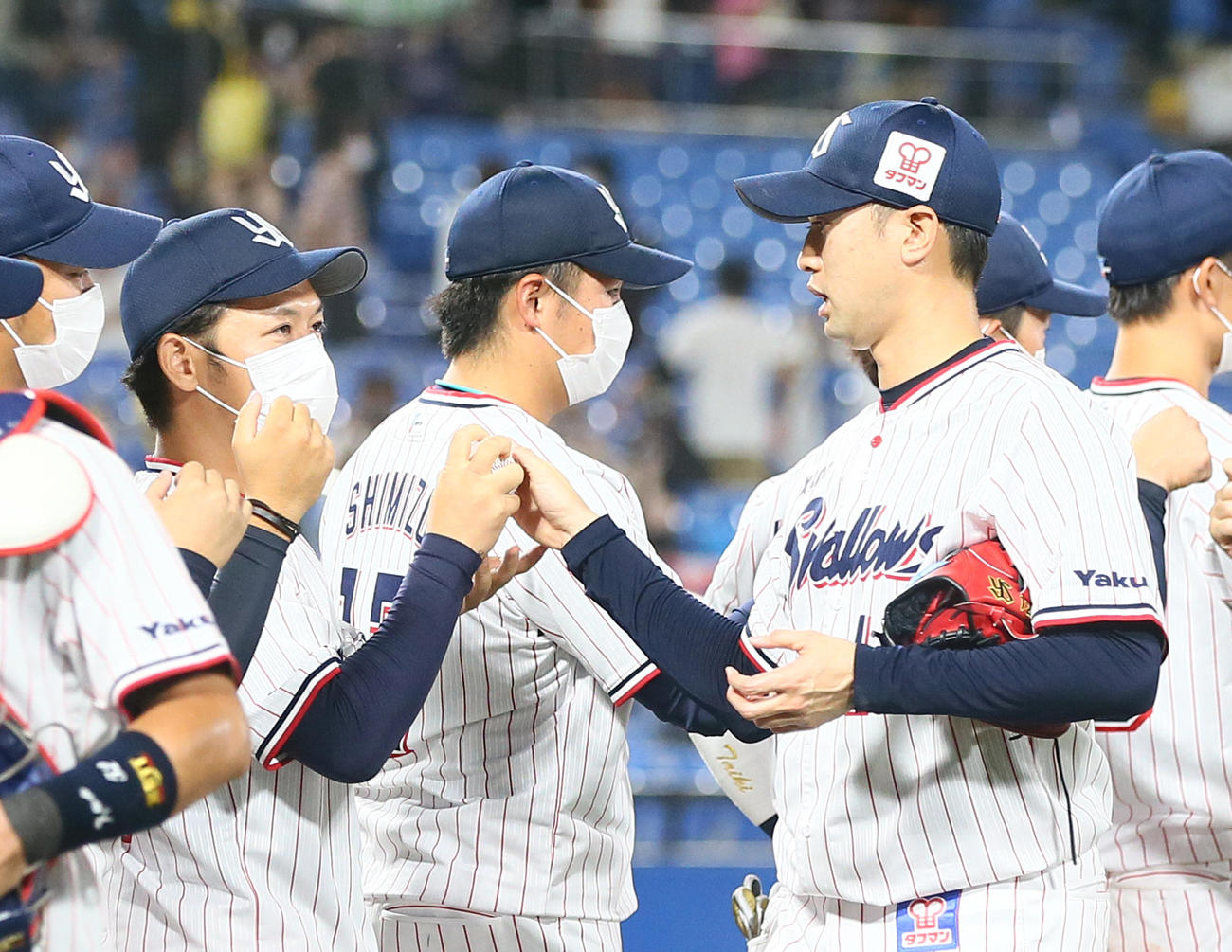 ヤクルト対阪神　ヤクルト小川（左）は石山から勝利球を受け取る（撮影・足立雅史）
