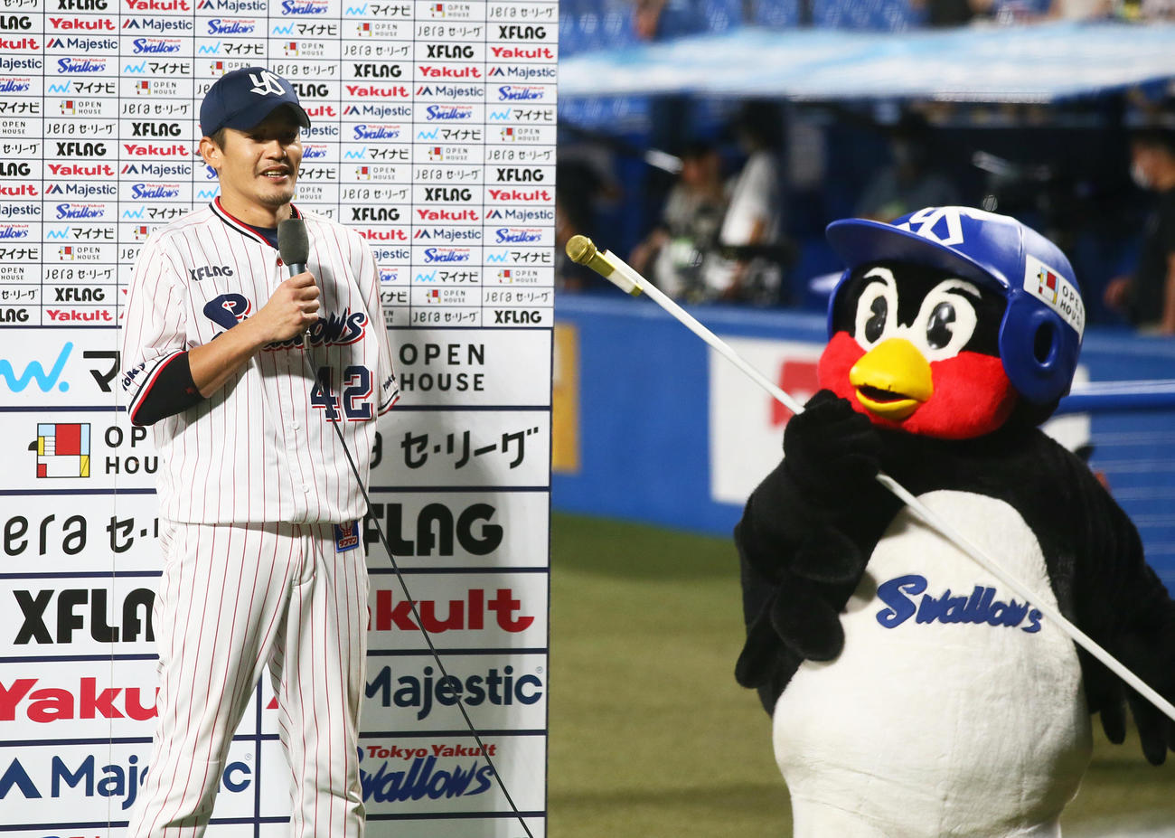 ヤクルト対阪神　お立ち台で笑顔を見せるヤクルト坂口（撮影・足立雅史）