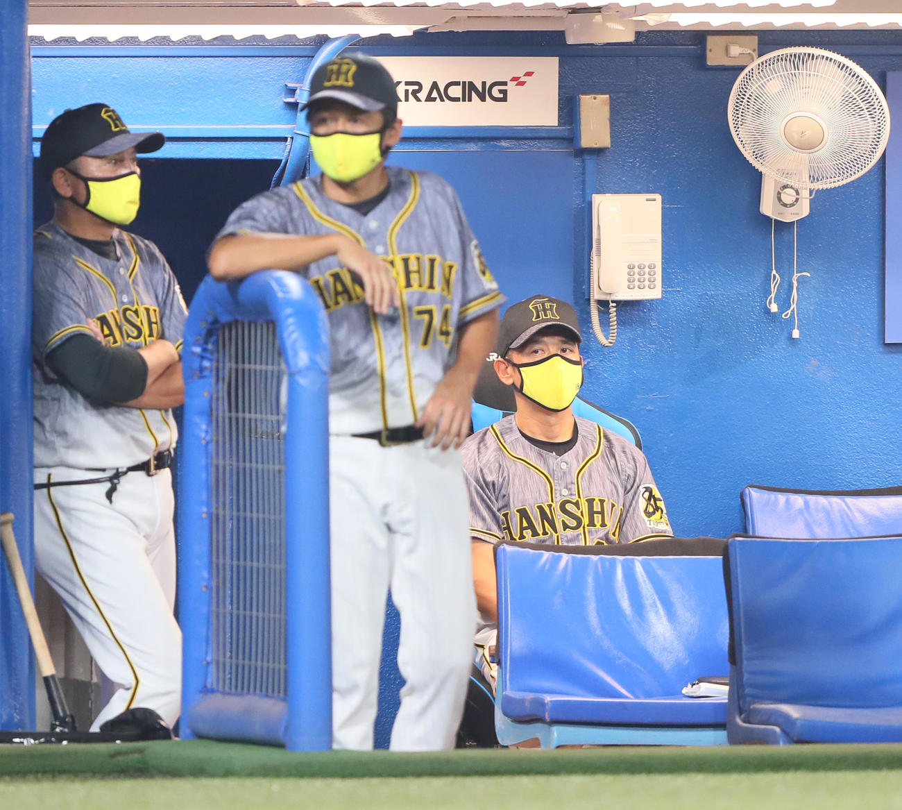 ヤクルト対阪神　戦況を見つめる阪神矢野監督（右）（撮影・足立雅史）