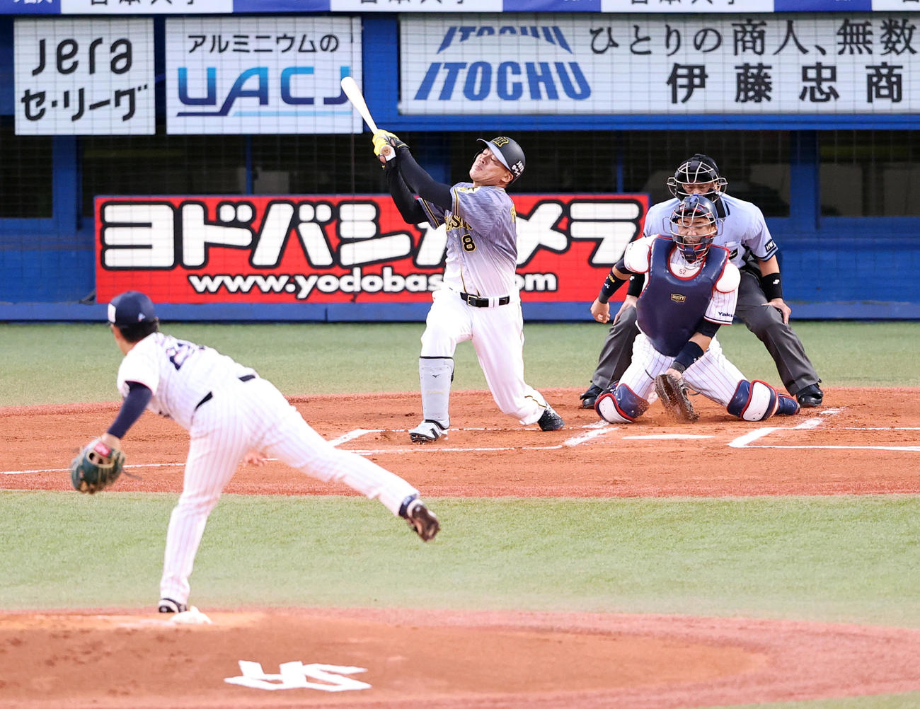 ヤクルト対阪神　1回表阪神1死二塁、福留は空振り三振。投手小川（撮影・浅見桂子）