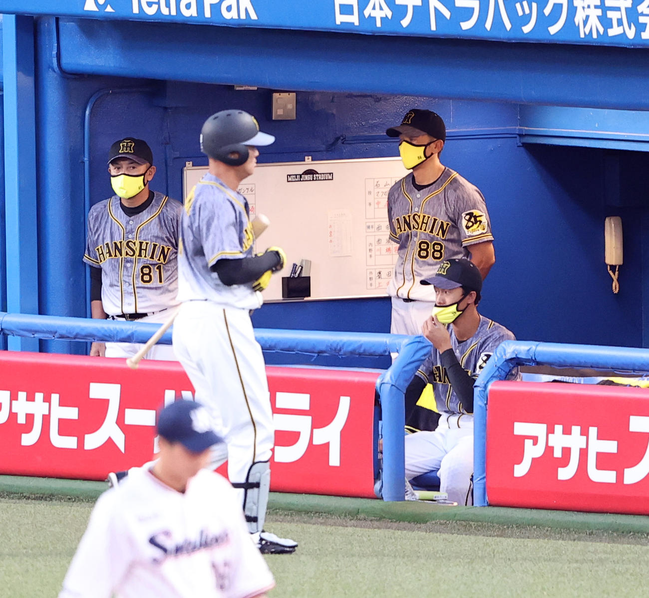 ヤクルト対阪神　1回表阪神1死二塁、空振り三振に倒れた福留（手前）の奥で、だんまりとした表情の矢野監督（右）（撮影・浅見桂子）