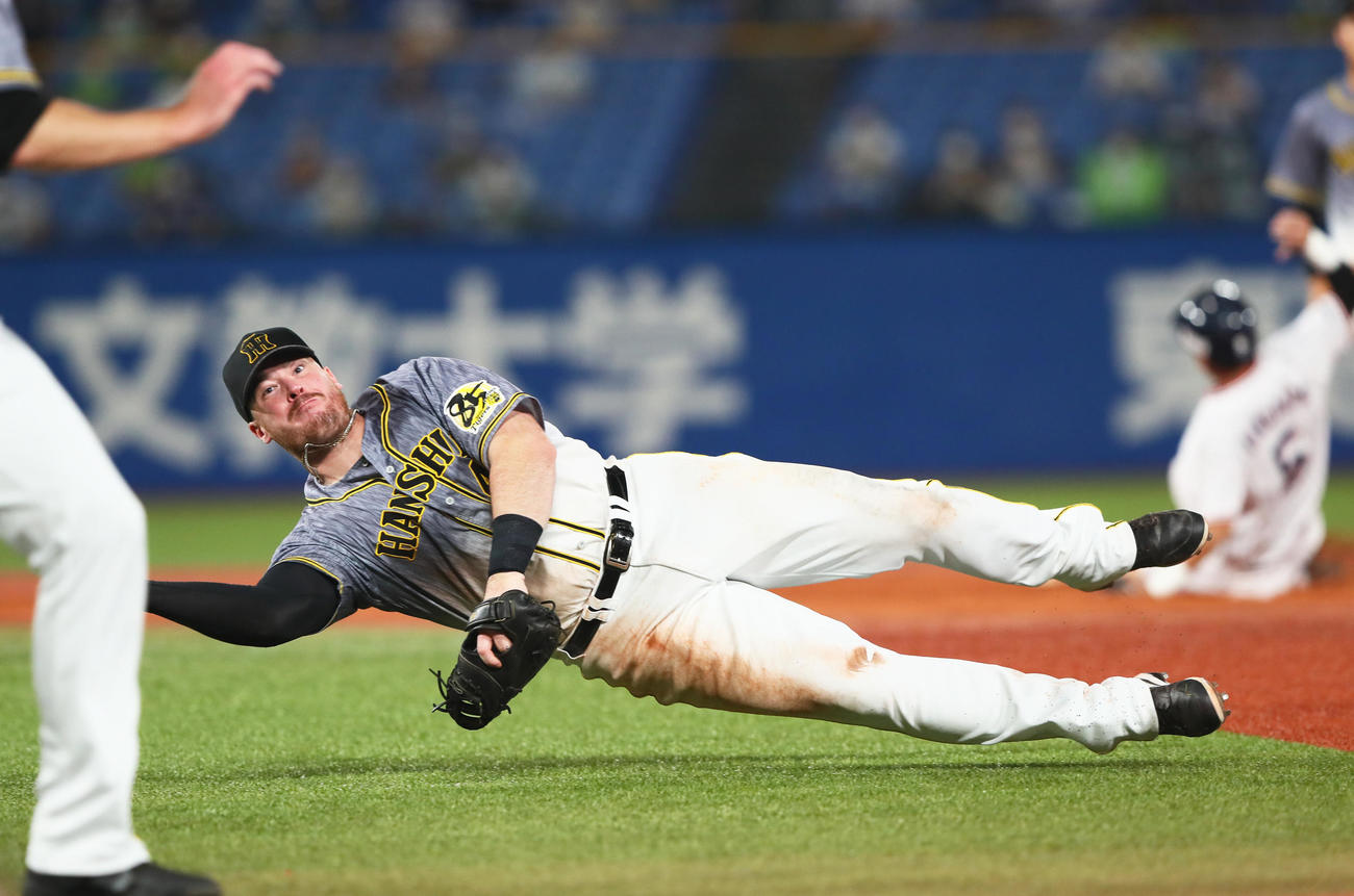 ヤクルト対阪神　7回裏ヤクルト2死一、三塁、坂口の適時内野安打となる打球を倒れながら捕球するも悪送球となる一塁手ボーア（撮影・足立雅史）