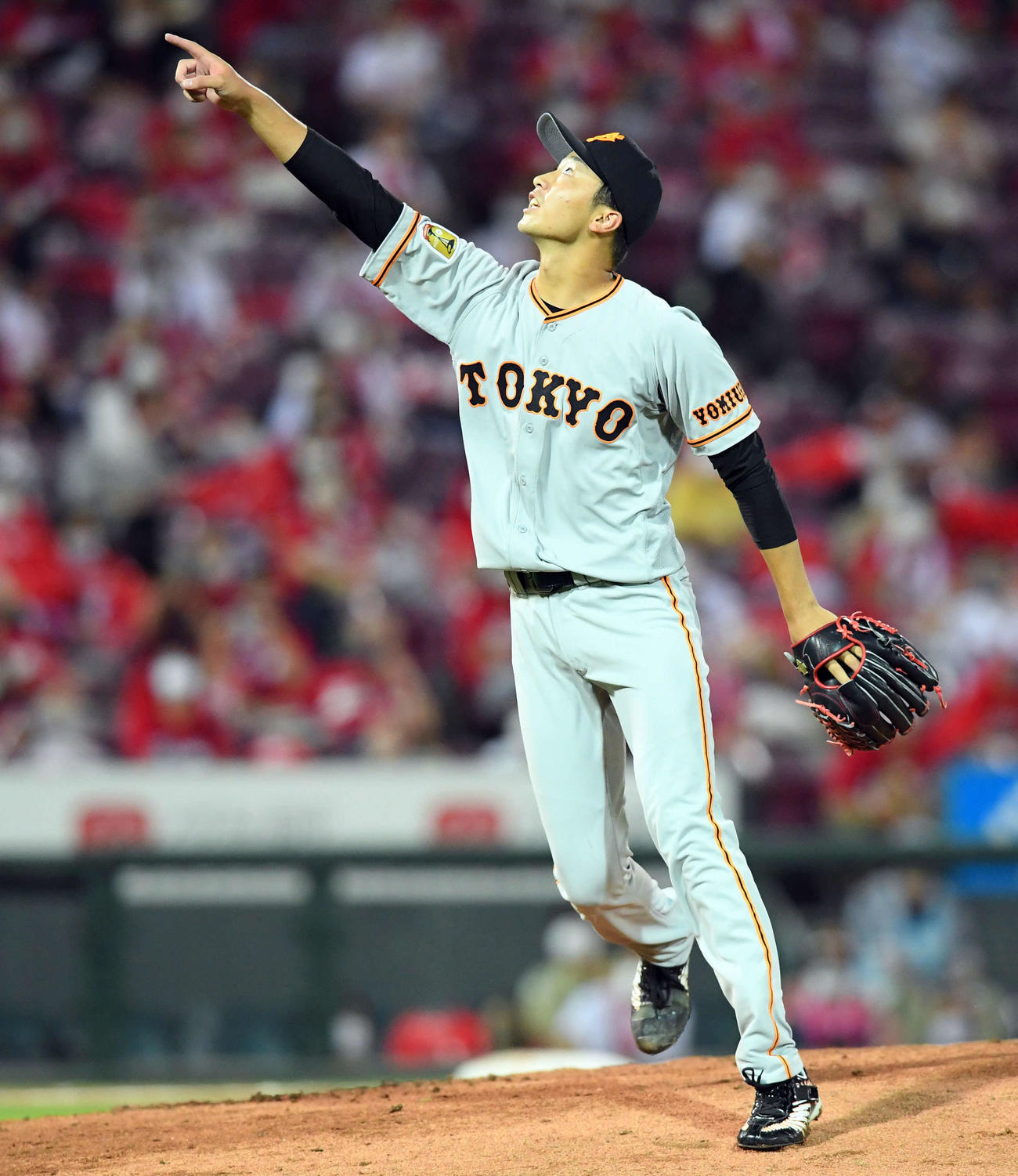 広島対巨人　2回表広島無死、ホセ・ピレラの捕邪飛に指さす直江（撮影・たえ見朱実）