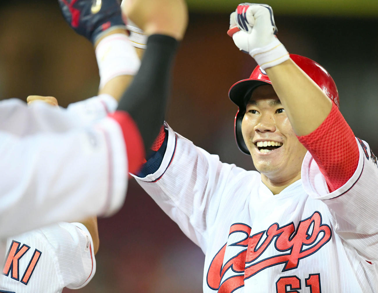 広島対巨人　8回裏広島無死、代打坂倉が勝ち越しのソロ本塁打を放ち、ナイン笑顔でエアタッチ（撮影・たえ見朱実）