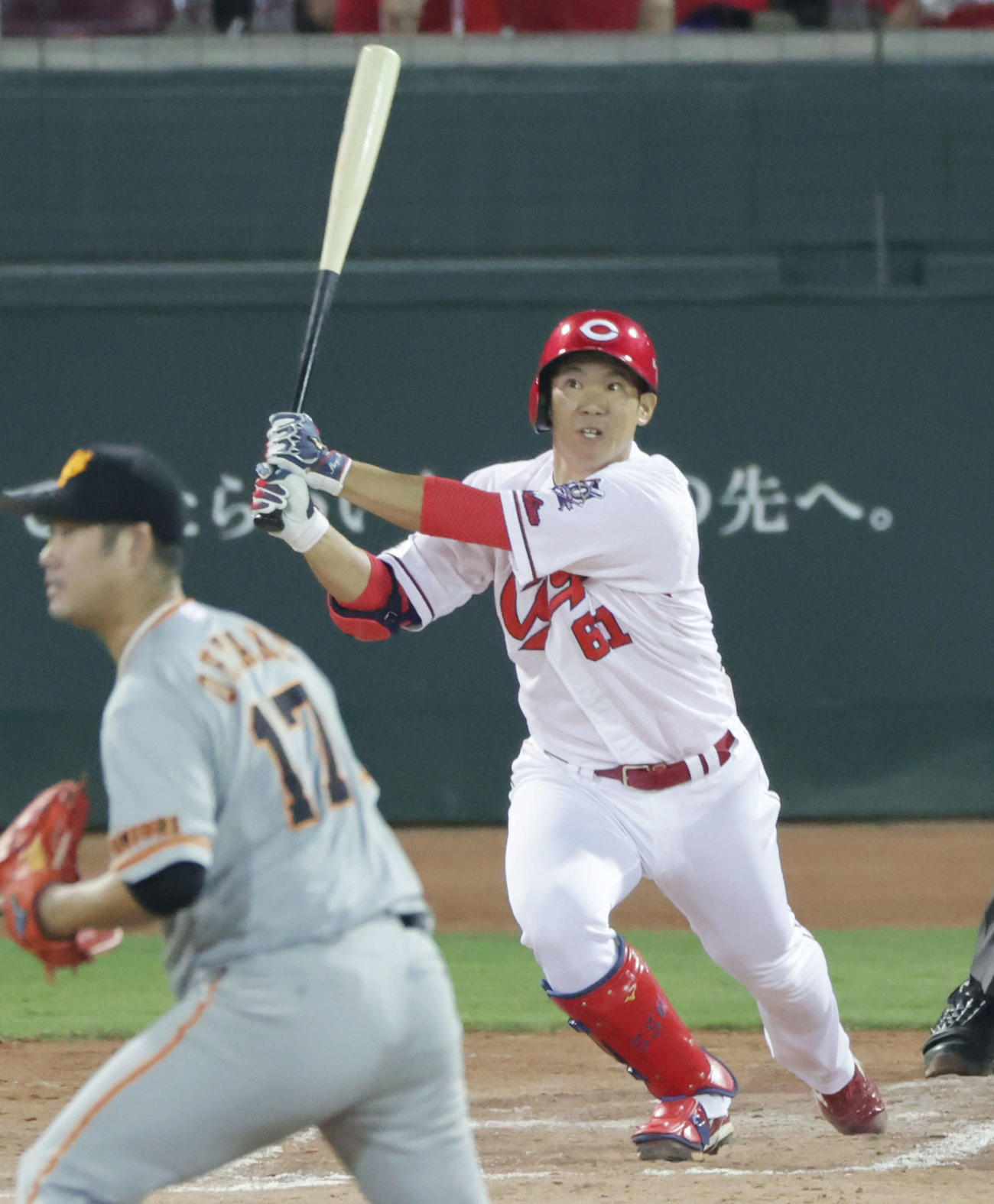 広島対巨人　8回裏広島無死、代打坂倉は右中間に勝ち越し本塁打を放つ。投手は大竹（撮影・加藤孝規）