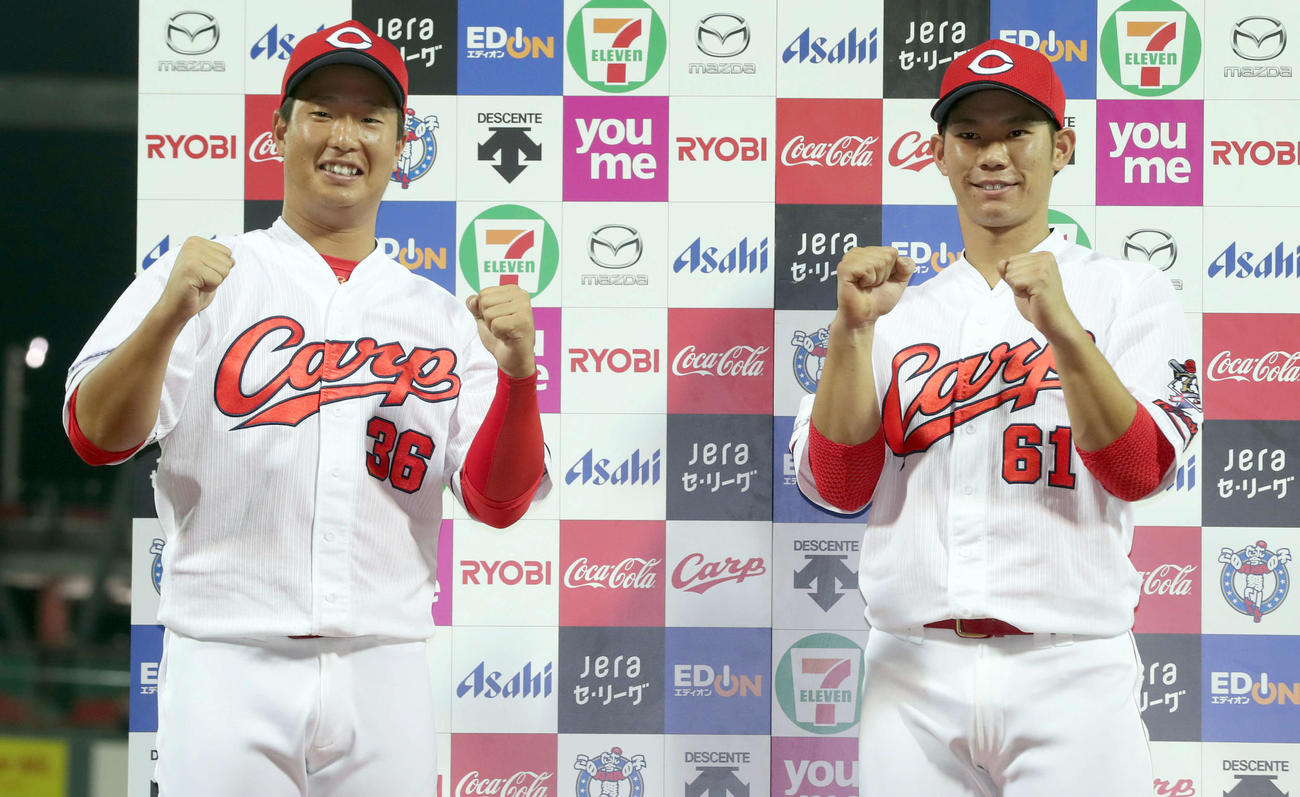 広島対巨人　お立ち台でポーズを決める広島の塹江（左）と坂倉