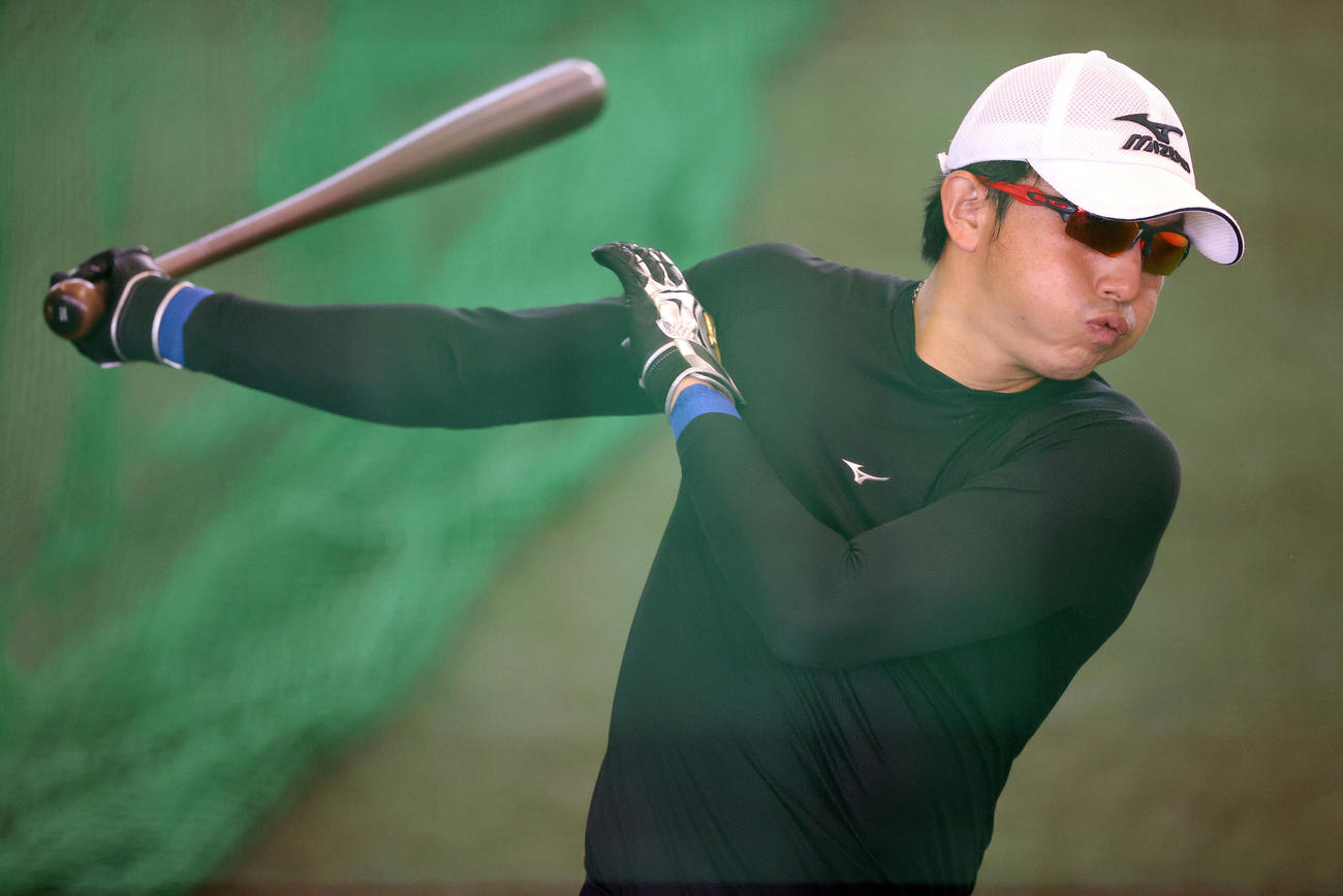 BC・栃木の練習に参加した川崎氏は室内練習場で打撃練習を行う（撮影・垰建太）