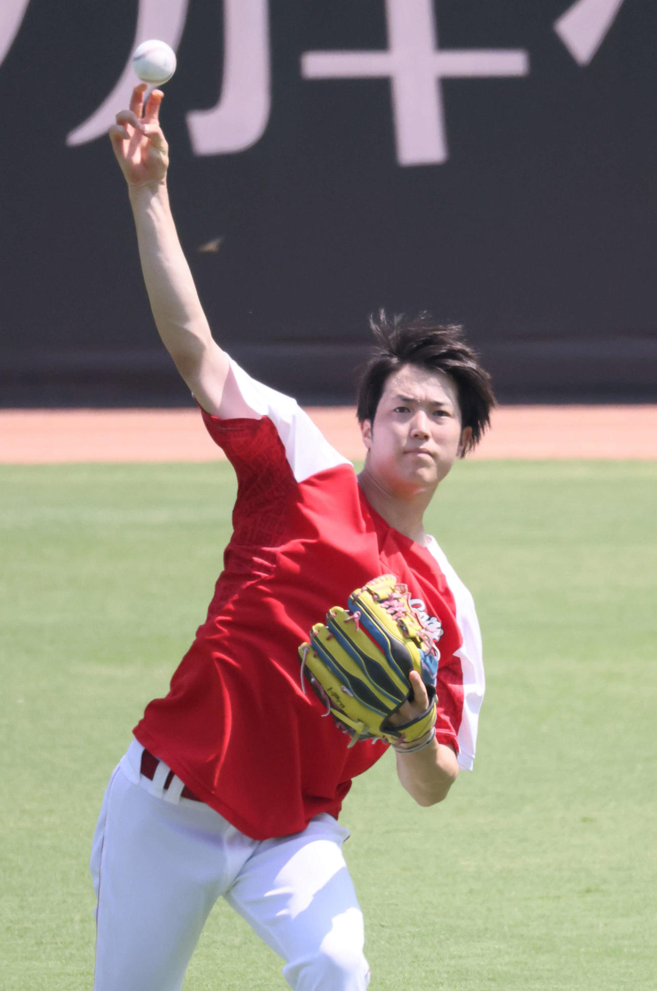 涼しい顔でキャッチボールをする森下（撮影・加藤孝規）