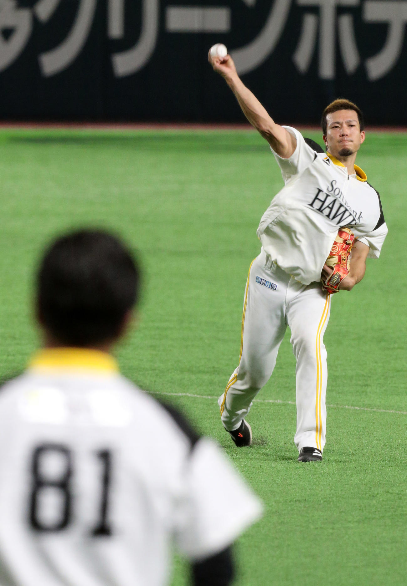 工藤監督（手前）が見守る中、キャッチボールを行う千賀（撮影・菊川光一）