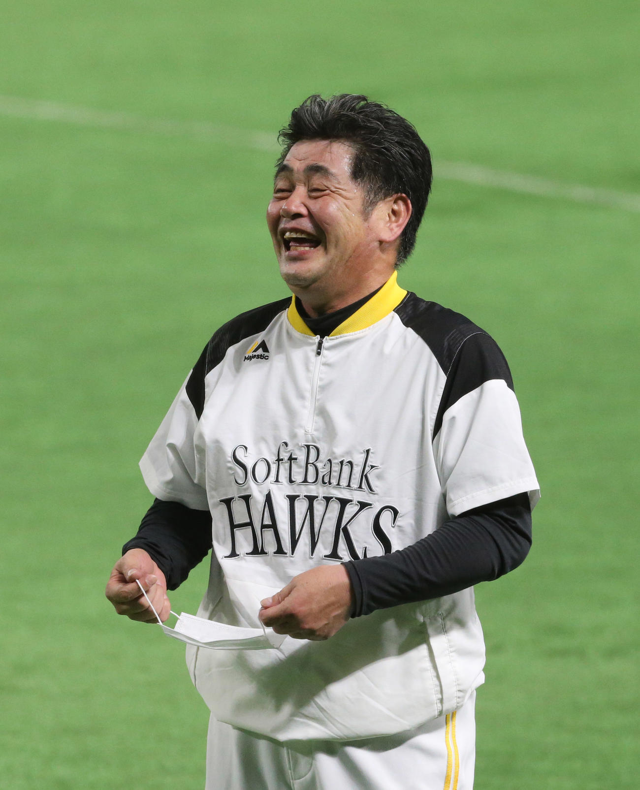 笑顔で練習を視察する工藤監督（撮影・菊川光一）