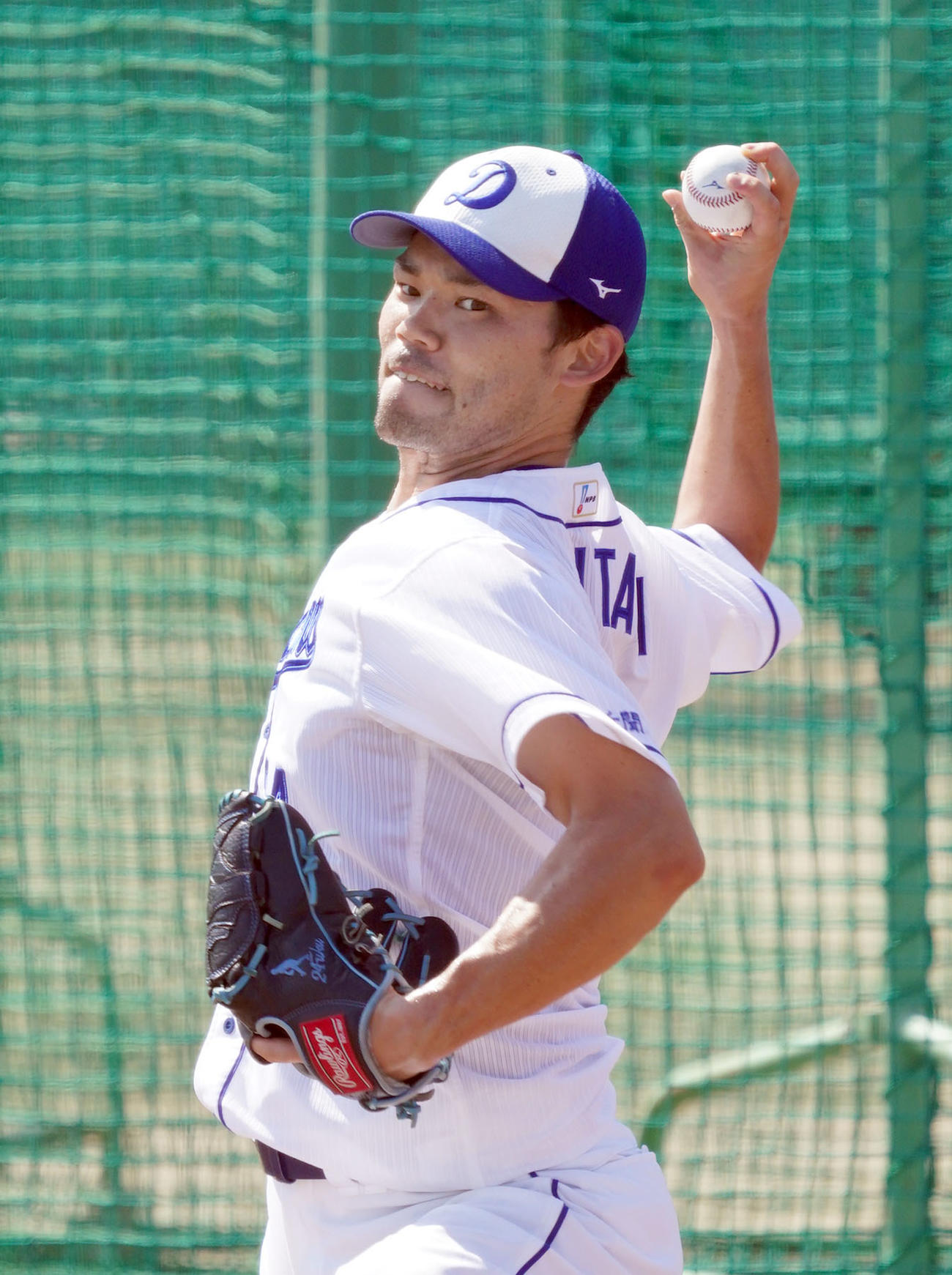 ブルペンで投球練習をする福谷（撮影・森本幸一）