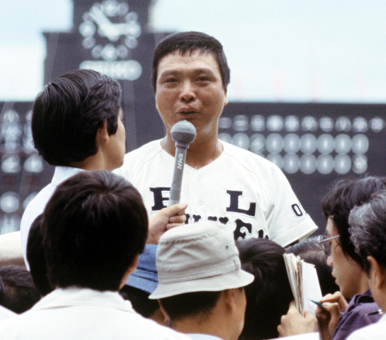 78年8月20日、初優勝を遂げインタビューを受けるPL学園・鶴岡泰（山本泰）監督