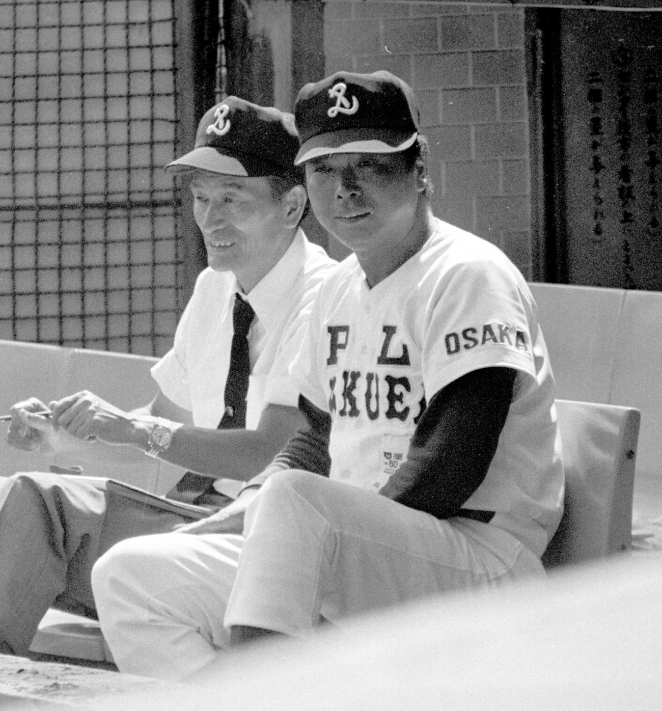 78年8月20日、高知商との決勝戦の指揮を執る鶴岡泰（山本泰）監督（右）