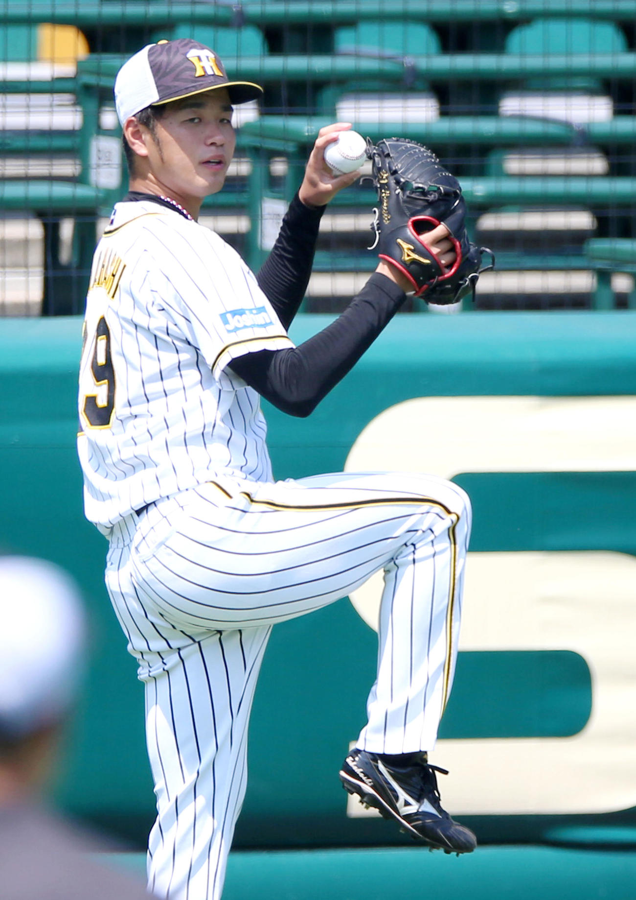 キャッチボールで汗を流す高橋遥（撮影・上山淳一）