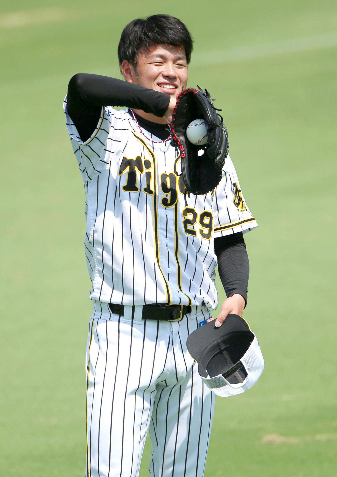 リラックスした表情でキャッチボールする高橋（撮影・上山淳一）