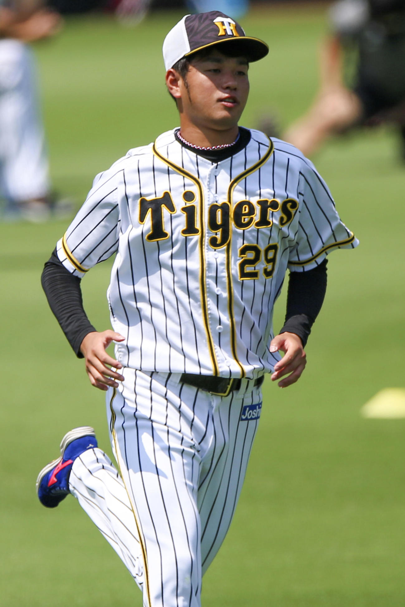 投手練習でダッシュする高橋遥（撮影・上山淳一）