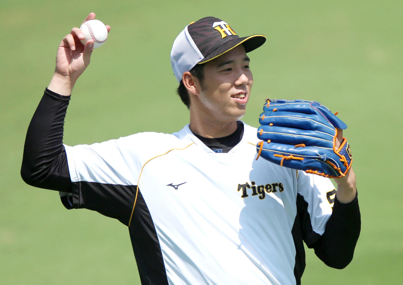 リラックスした表情でキャッチボールする青柳（撮影・上山淳一）