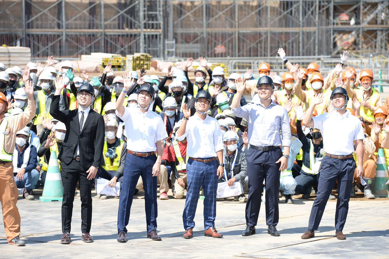 北海道・北広島にある新球場建設予定地を見学した日本ハムの選手らが上空を飛ぶドローンへ向けて手を振る（手前左から金子、宮西、福田、清宮、鶴岡）