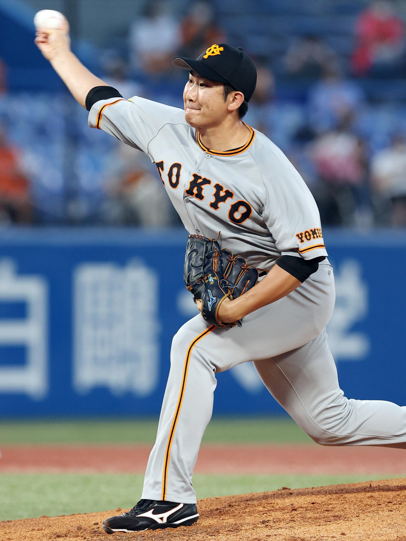 ヤクルト対巨人　力投する巨人先発の菅野（撮影・垰建太）