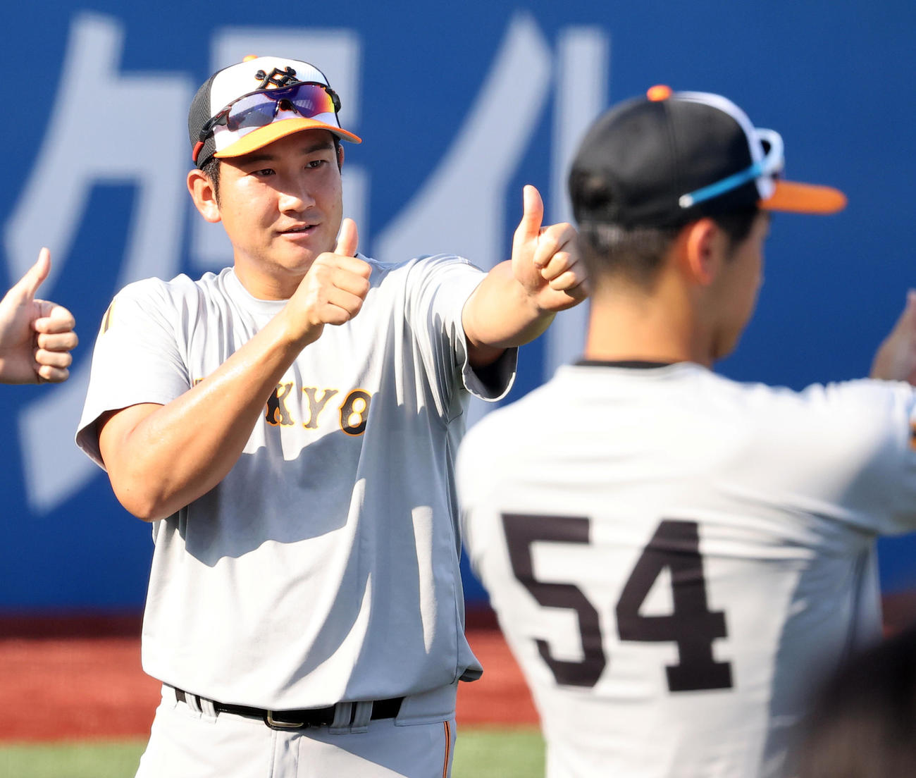 ヤクルト対巨人　試合前、動体視力のトレーニングをする巨人の菅野（撮影・浅見桂子）