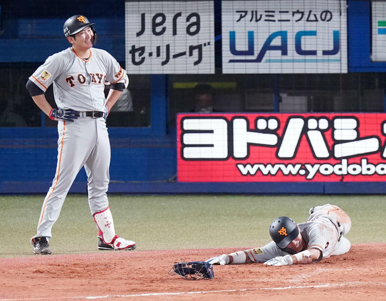 ヤクルト対巨人　4回表巨人2死一塁、吉川尚の二塁打で生還を狙うも大城（右）が走塁死し悔しい表情の菅野（撮影・江口和貴）