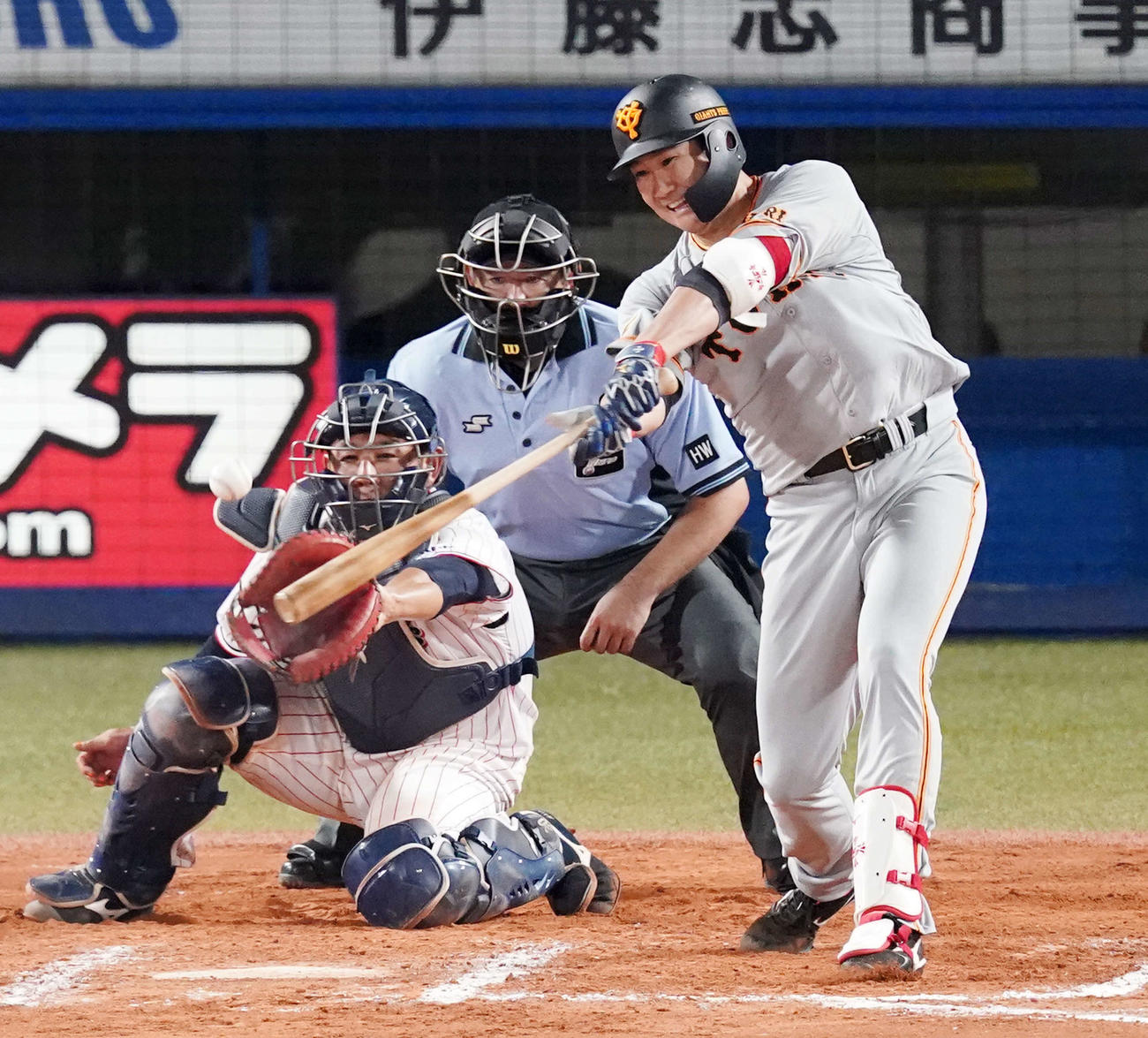 ヤクルト対巨人　7回表巨人2死満塁、走者一掃となる3点適時二塁打を放つ菅野（撮影・江口和貴）