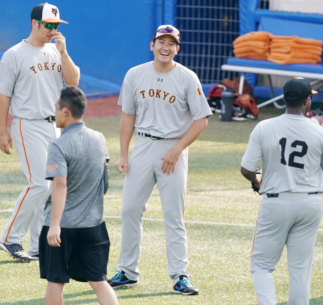 ヤクルト対巨人　試合前練習中、笑顔を見せる巨人菅野（撮影・江口和貴）