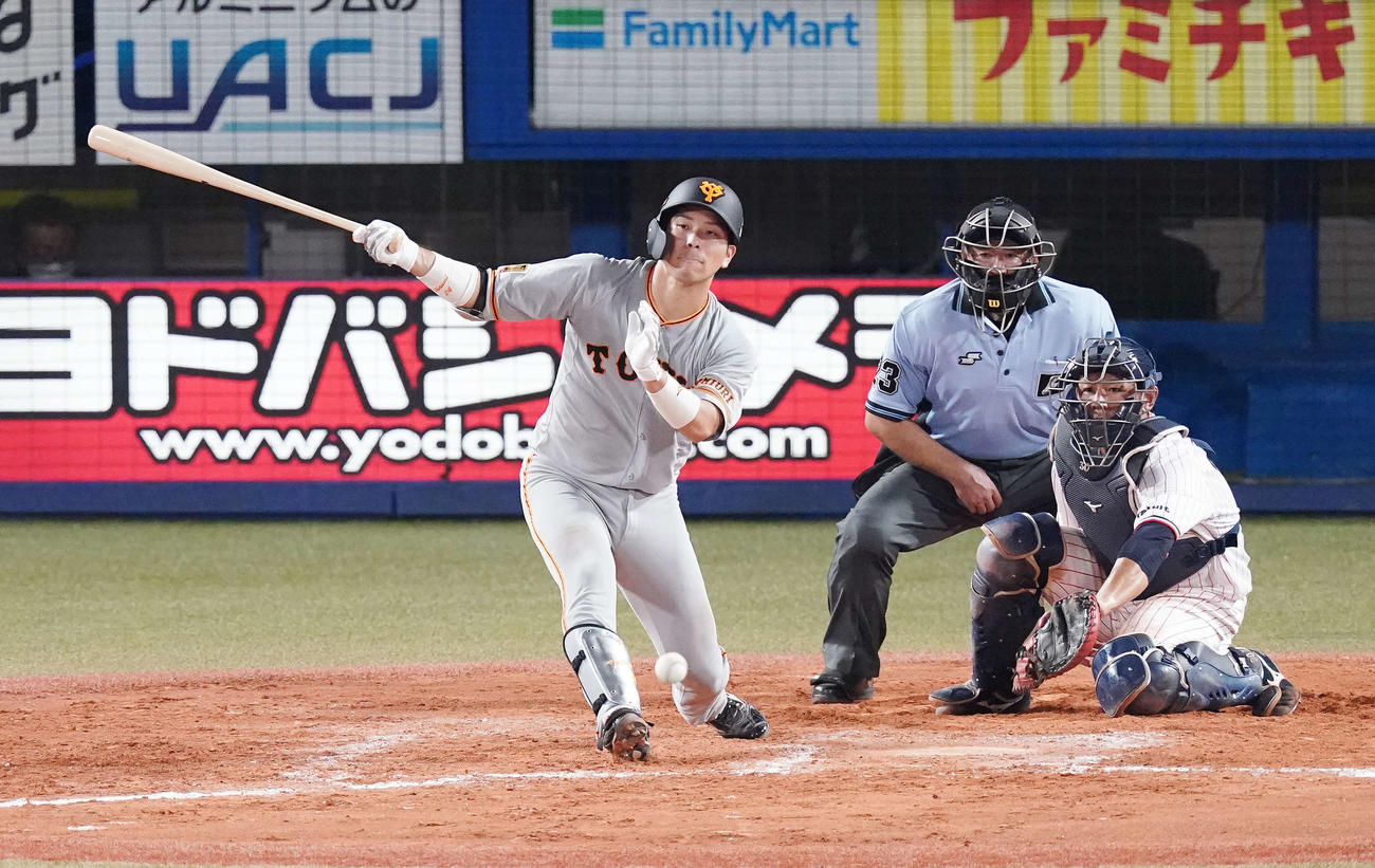 ヤクルト対巨人　8回表巨人1死二塁、中前適時打を放つ大城（撮影・江口和貴）