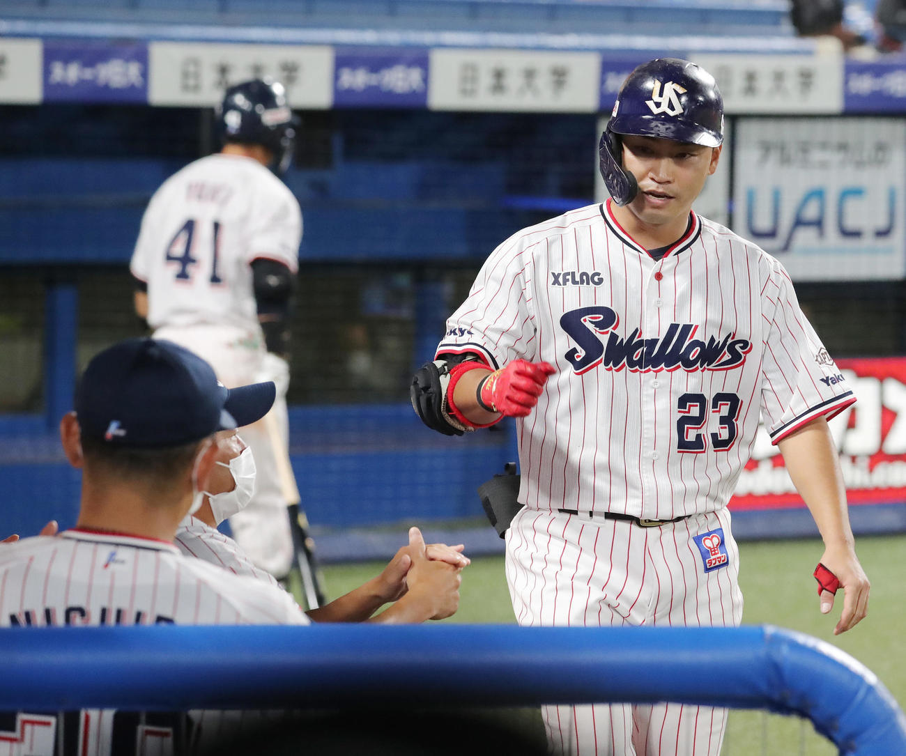 ヤクルト対巨人　9回裏ヤクルト1死、左越えソロ本塁打を放ちナインの出迎えを受ける青木（撮影・垰建太）