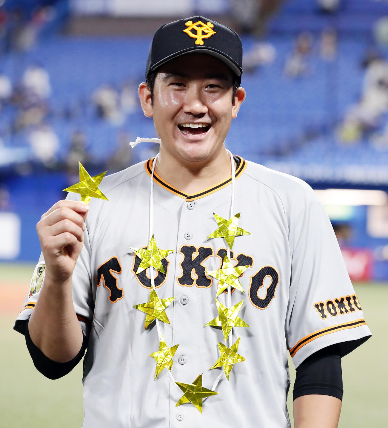 ヤクルト対巨人　開幕9連勝の巨人菅野は星9個目を手に笑顔を見せる（撮影・浅見桂子）