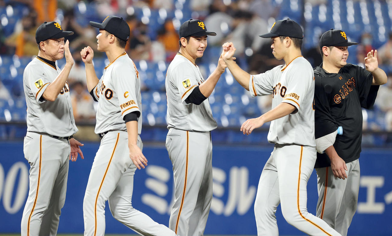 ヤクルト対巨人　ヤクルトに勝利しナインを出迎える巨人菅野（中央）、原監督（左端）（撮影・垰建太）