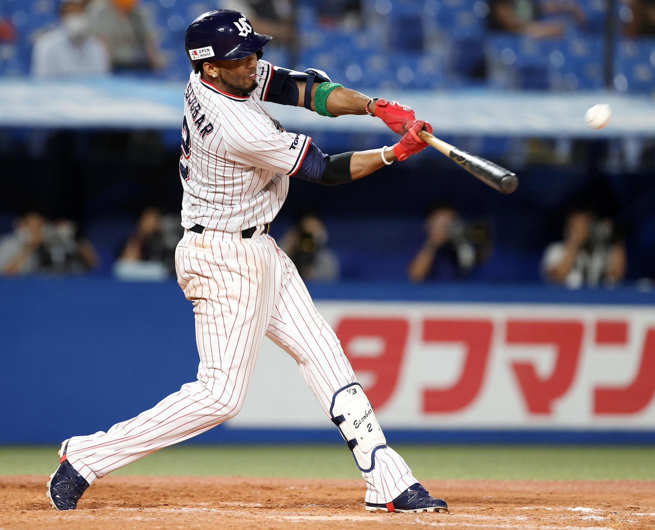 ヤクルト対巨人　9回裏ヤクルト1死一、二塁、適時打を放つエスコバー（撮影・垰建太）