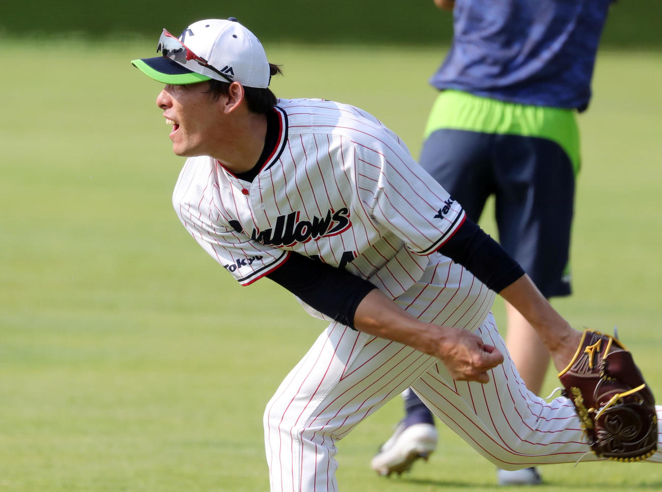 ヤクルト対巨人　試合前、キャッチボールを行うヤクルト高梨（撮影・垰建太）